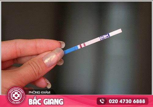 Que thử thai hiển thị 2 vạch là sao? Có đang mang thai không?